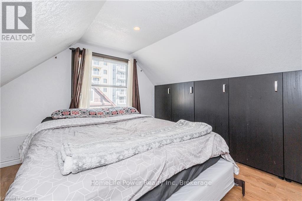 19 Wilton Place, Kitchener, Ontario  N2H 2S7 - Photo 8 - X12071038