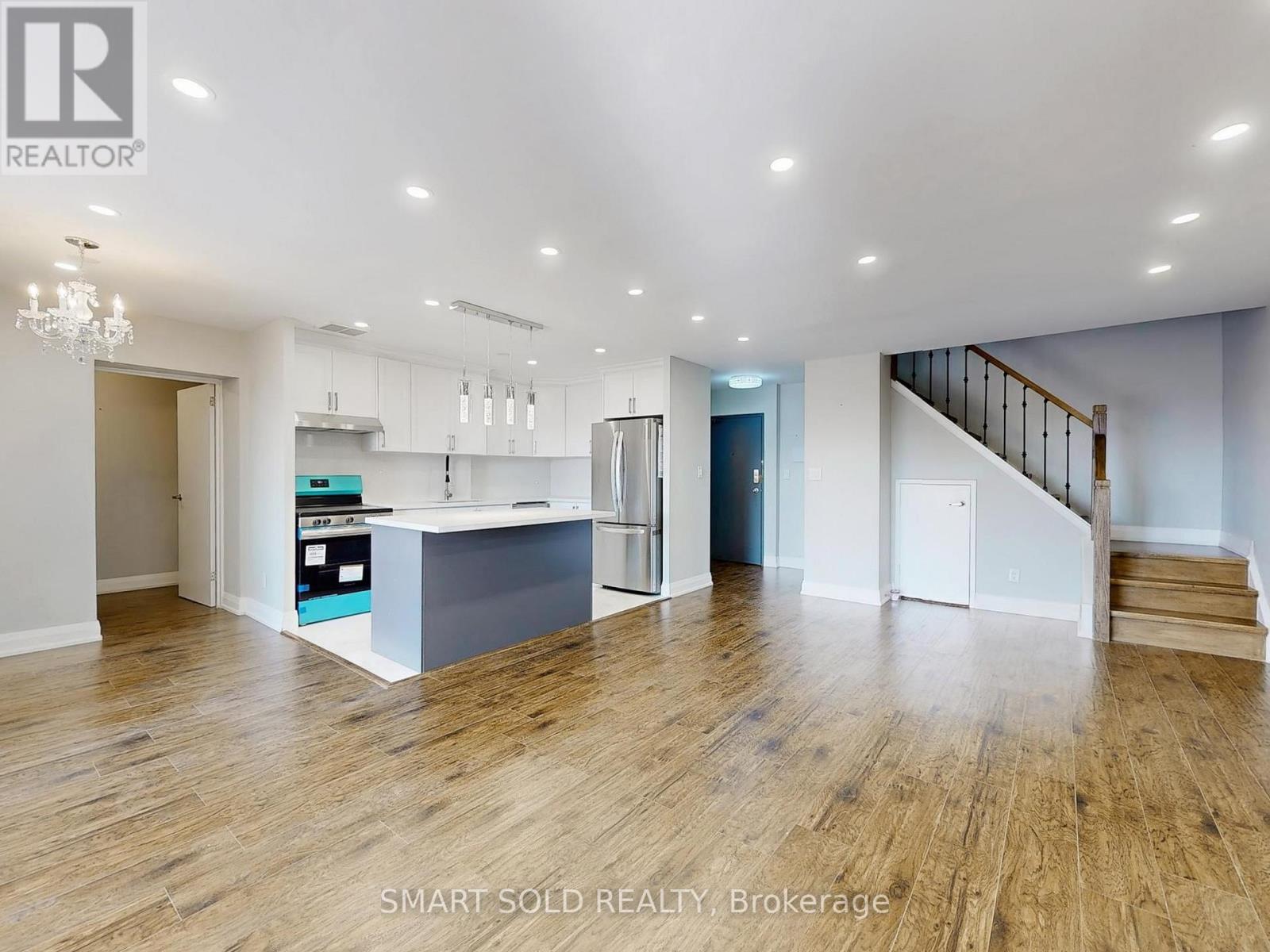 Property at 212 - 3025 THE CREDIT WOODLANDS image 2