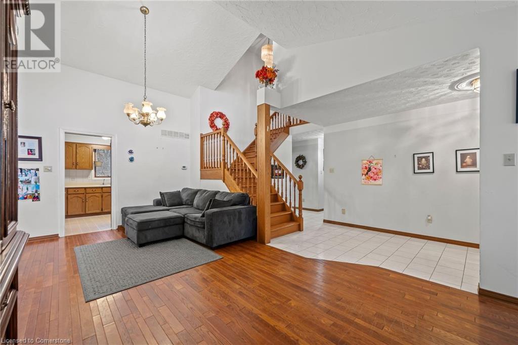 Property at 10 KORTRIGHT Road E image 4