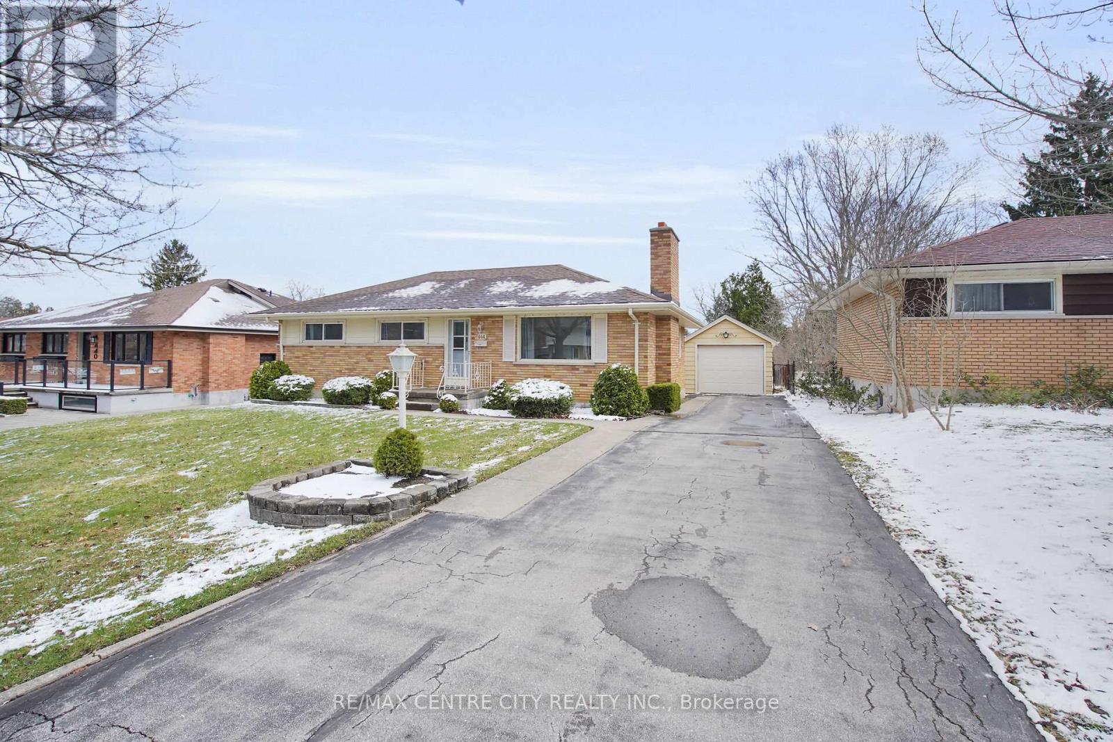 444 Ridgewood Crescent