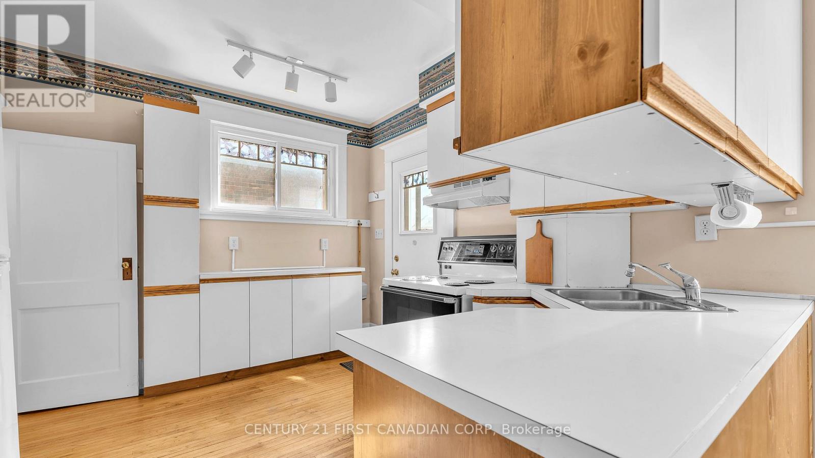 Photo 10 of 26 for 39 Duchess Avenue