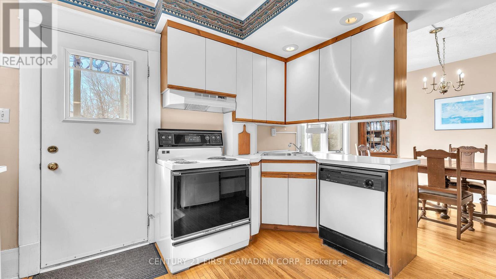 Photo 11 of 26 for 39 Duchess Avenue