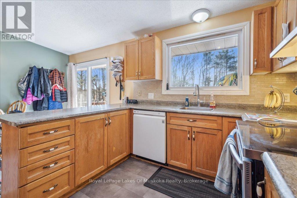 1030 Simpson Road, Gravenhurst, Ontario  P1P 1R1 - Photo 11 - X12071265