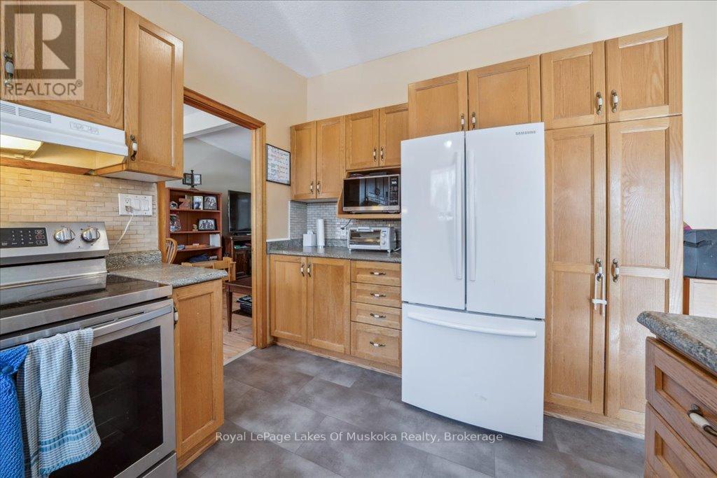 1030 Simpson Road, Gravenhurst, Ontario  P1P 1R1 - Photo 13 - X12071265