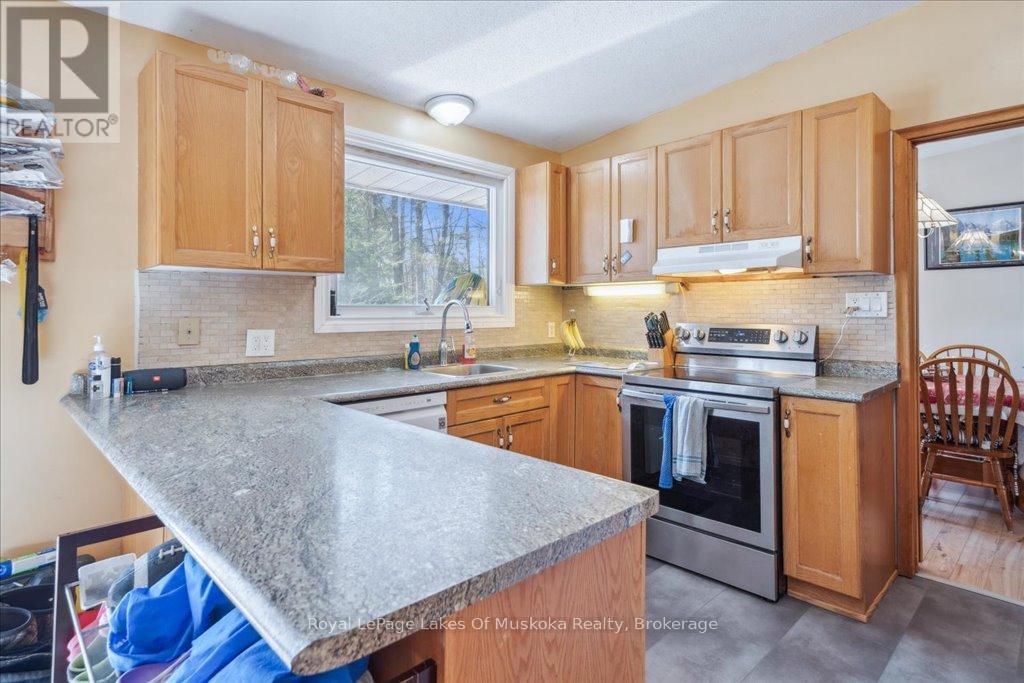 1030 Simpson Road, Gravenhurst, Ontario  P1P 1R1 - Photo 14 - X12071265
