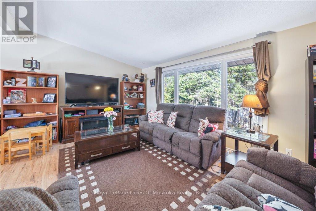 1030 Simpson Road, Gravenhurst, Ontario  P1P 1R1 - Photo 6 - X12071265