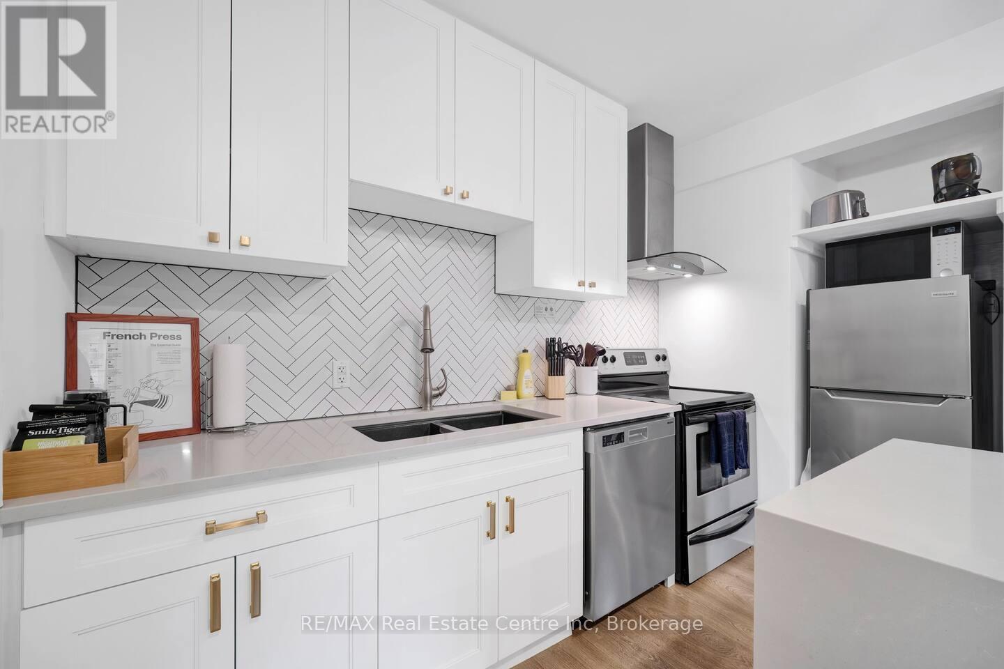 11 Mansion Street, Kitchener, Ontario  N2H 2J5 - Photo 2 - X12071321