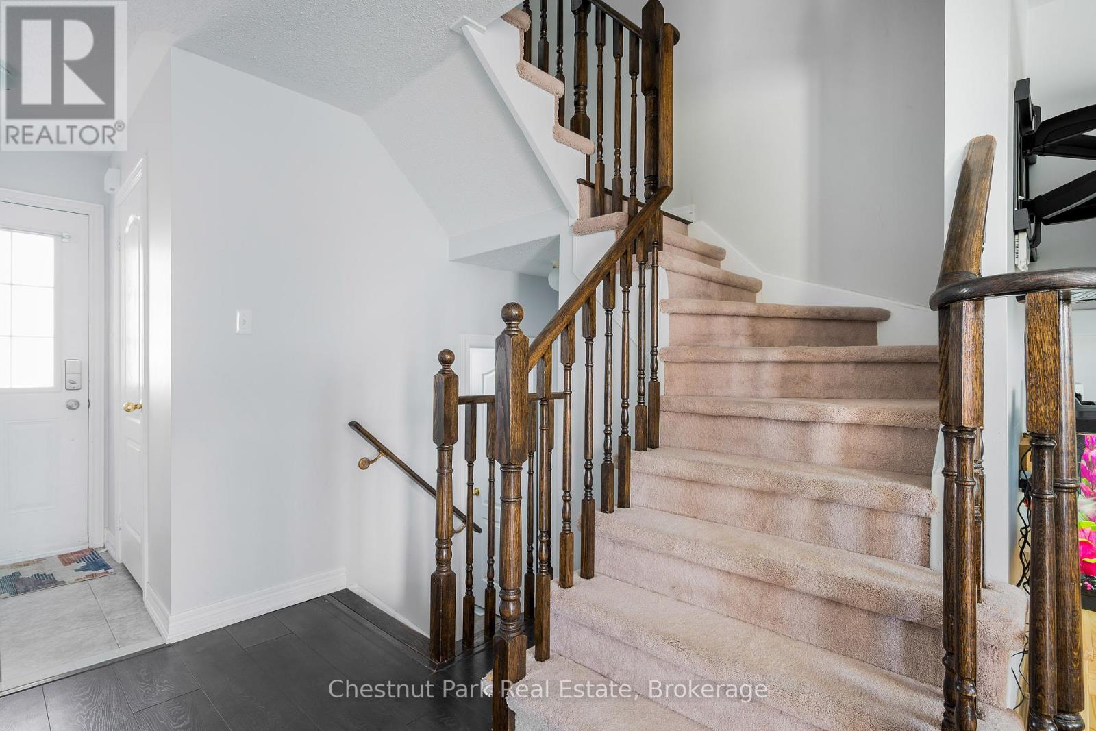 19 Admiral Crescent, Essa, Ontario  L0M 1B4 - Photo 5 - N12071394