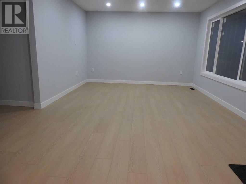 Property at 3305 44A Avenue image 3