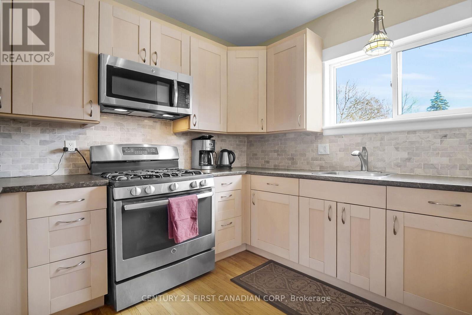 Photo 13 of 46 for 426 Grosvenor Street
