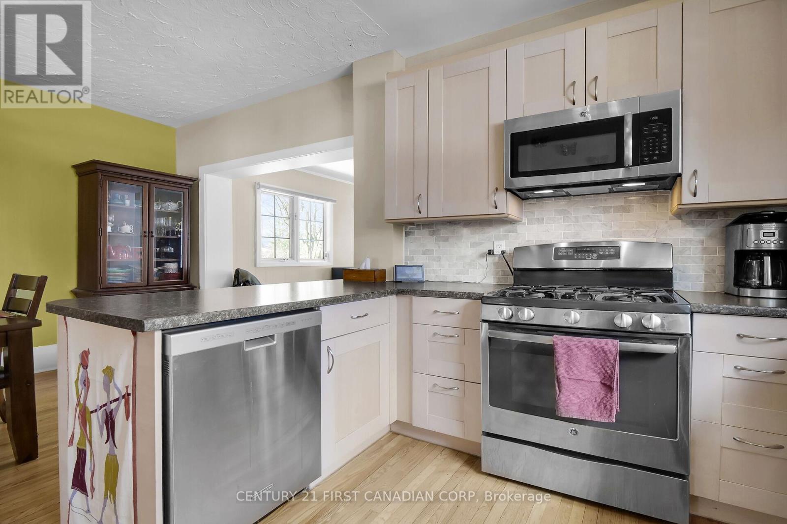 Photo 14 of 46 for 426 Grosvenor Street