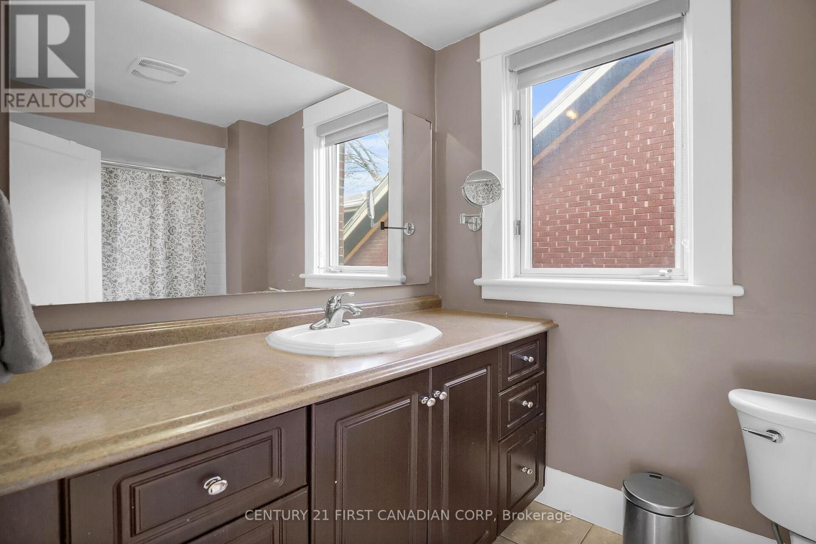 Photo 25 of 46 for 426 Grosvenor Street