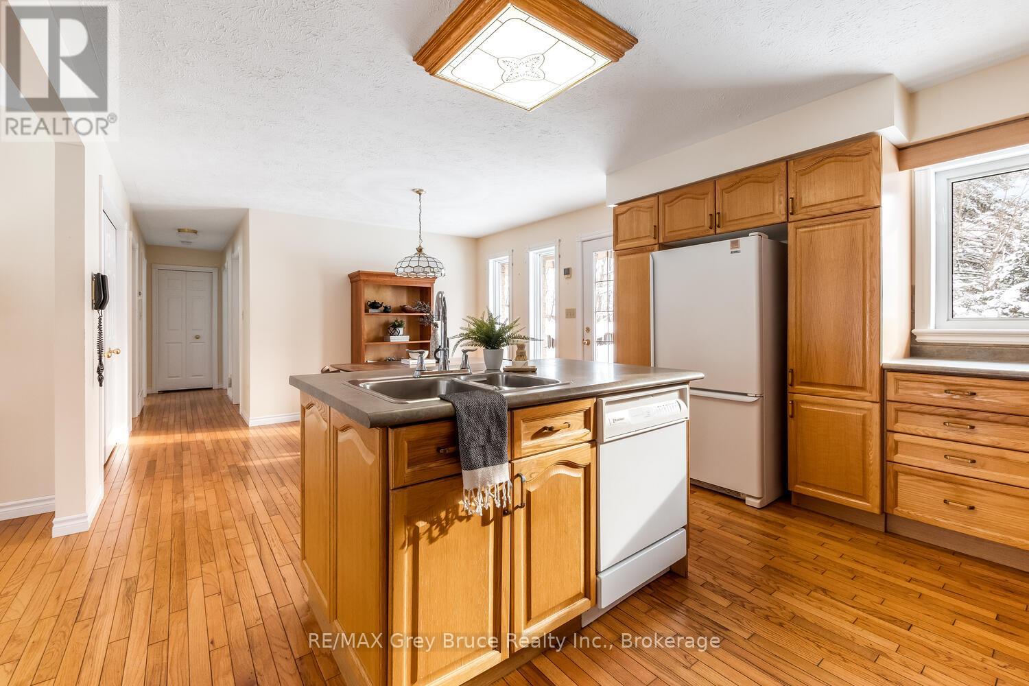 109 Alexandria St Street, Georgian Bluffs, Ontario  N0H 1S0 - Photo 11 - X11940179
