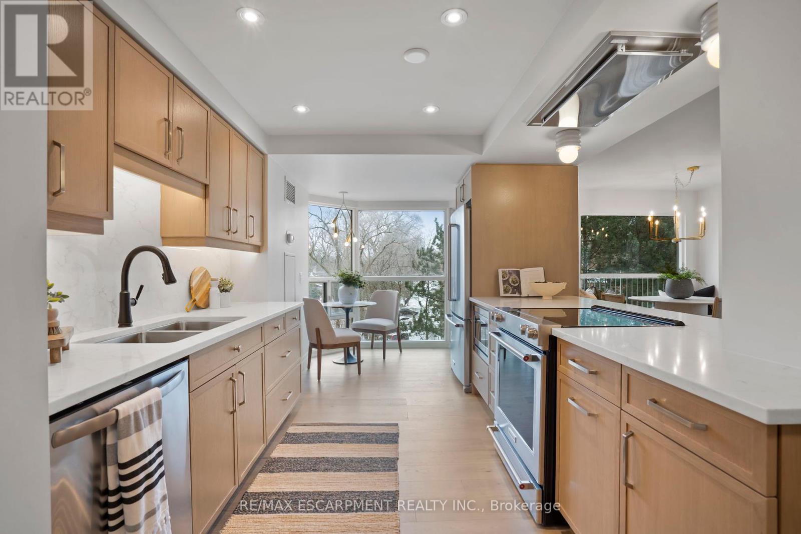 403 - 2190 Lakeshore Road, Burlington, Ontario  L7R 4K1 - Photo 4 - W12071602