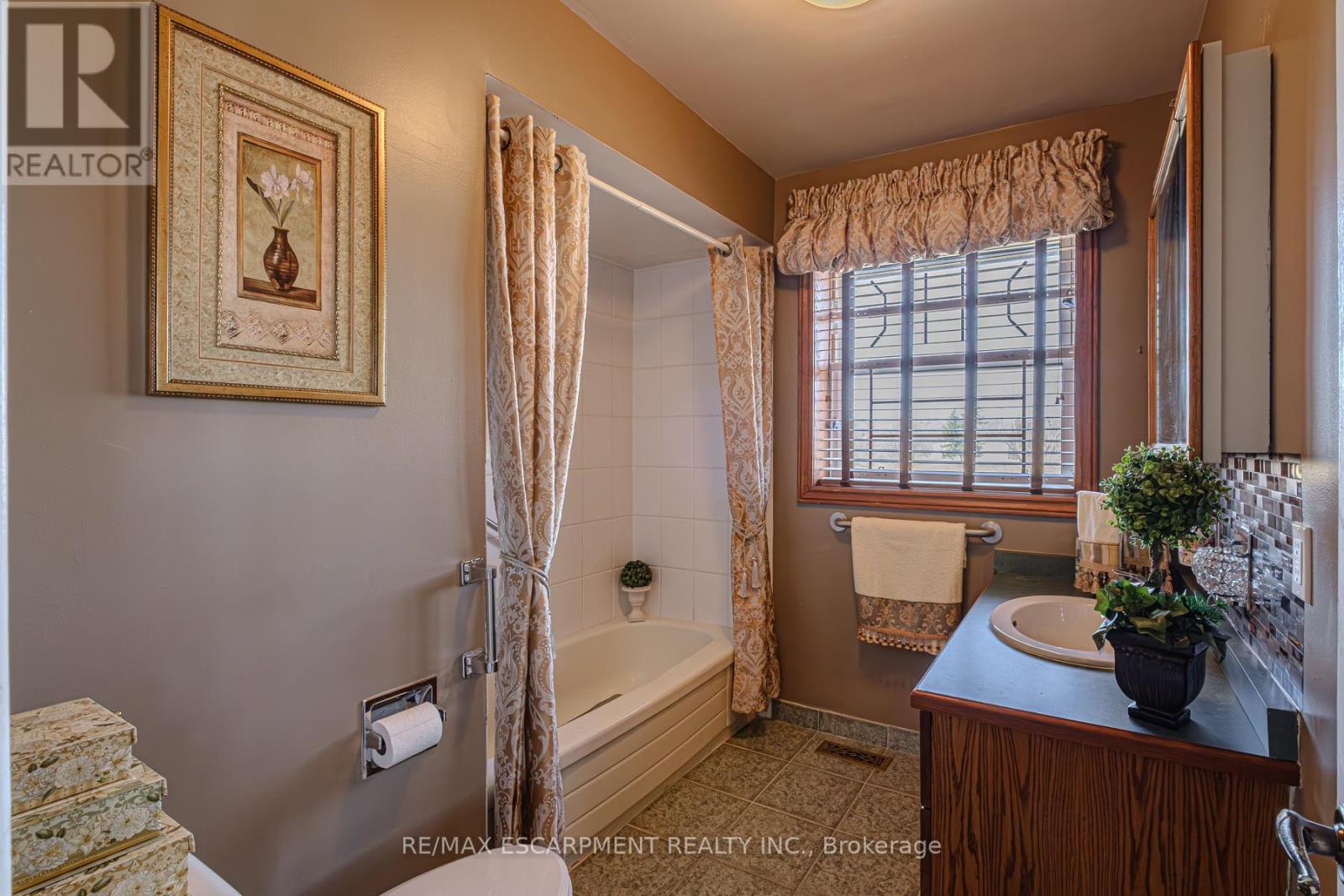 136 Country Club Drive, Hamilton, Ontario  L8K 5W2 - Photo 29 - X12071592