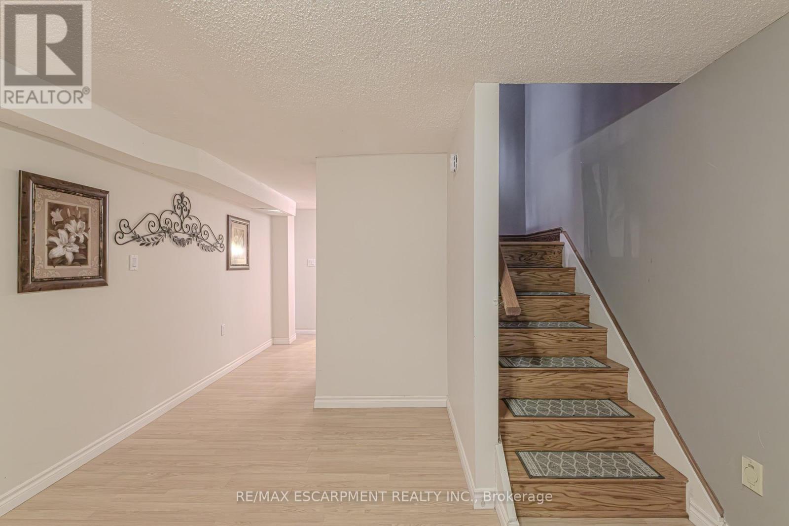 136 Country Club Drive, Hamilton, Ontario  L8K 5W2 - Photo 37 - X12071592
