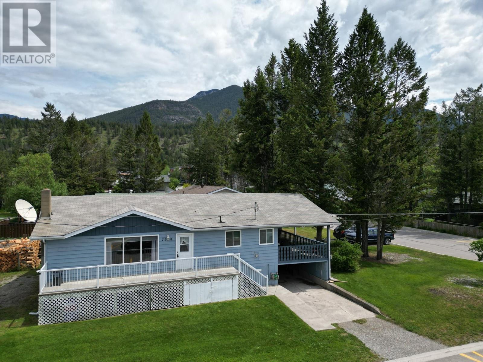 7558 COLUMBIA Avenue, Radium Hot Springs, British Columbia