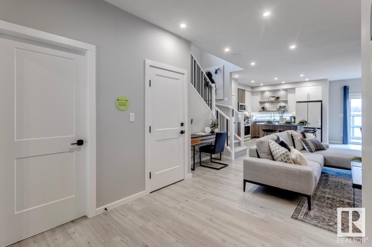 Property at 3 ASHBURY CR image 4