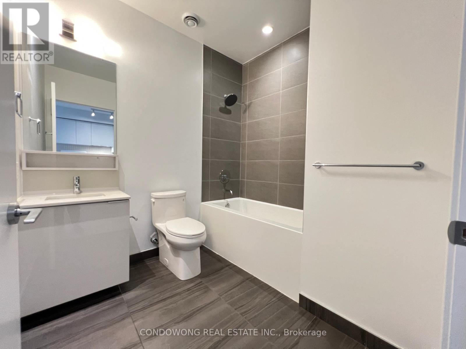 301 - 950 Portage Parkway, Vaughan, Ontario  L4K 0J7 - Photo 11 - N12071821