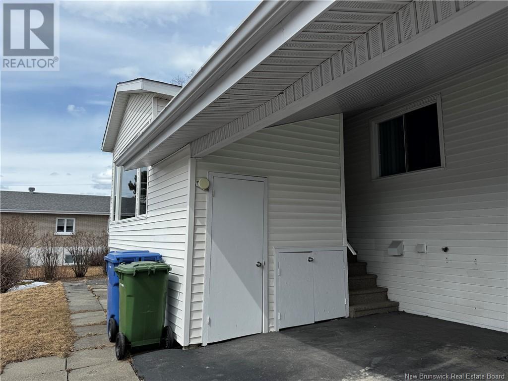 Property at 102 49e Avenue image 3