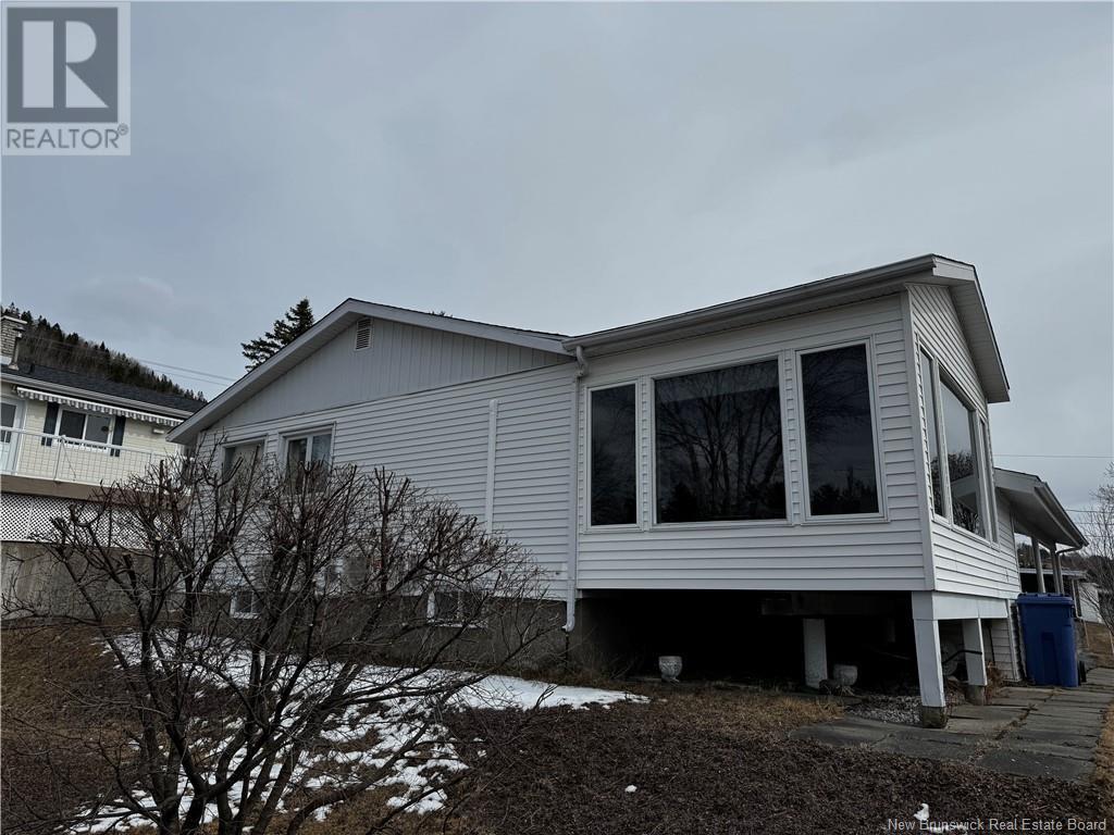 Property at 102 49e Avenue image 5