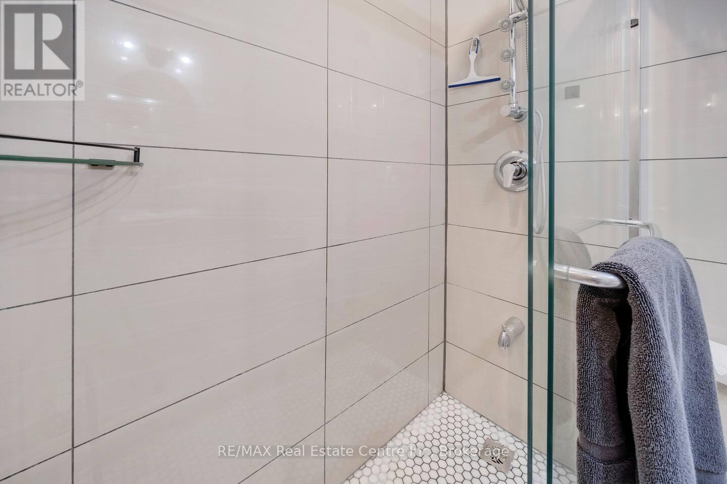 11 Mansion Street, Kitchener, Ontario  N2H 2J5 - Photo 10 - X12071318