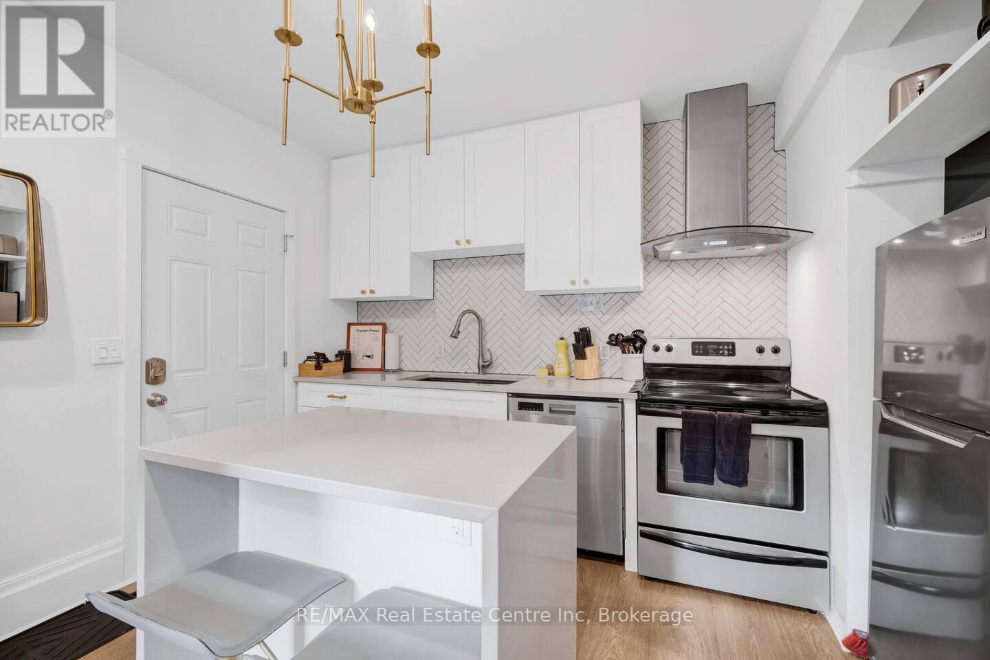 11 Mansion Street, Kitchener, Ontario  N2H 2J5 - Photo 2 - X12071318