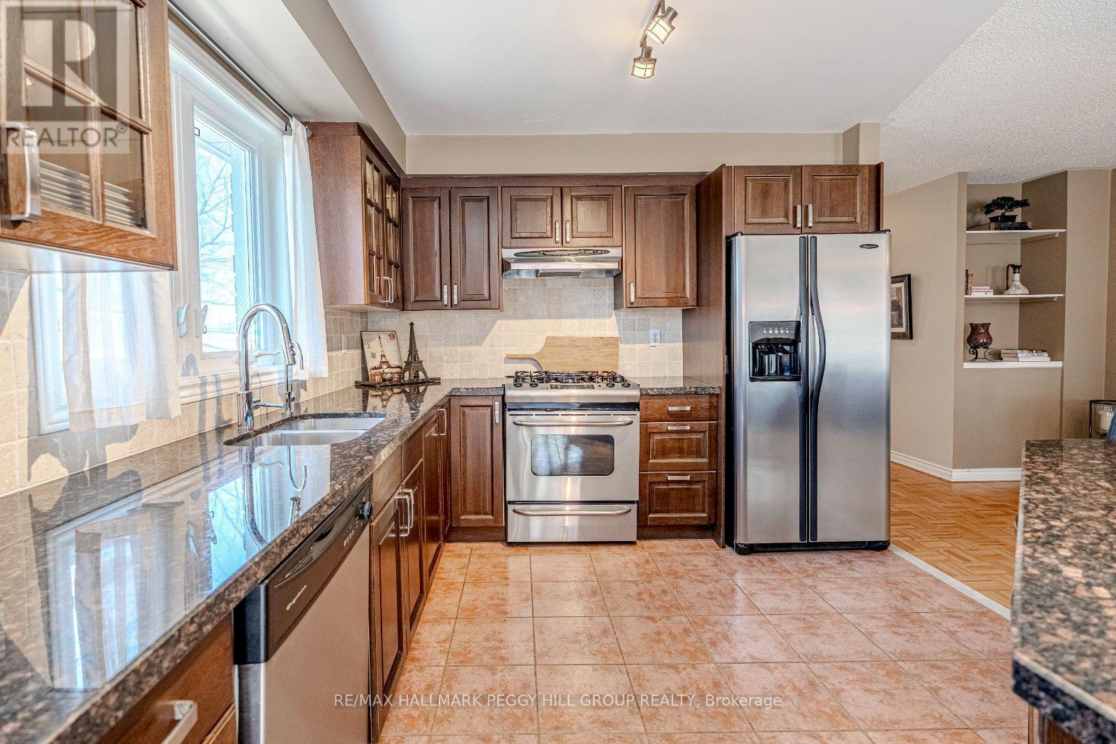 1 Valley View Court, Barrie, Ontario  L4N 0G7 - Photo 5 - S12071864