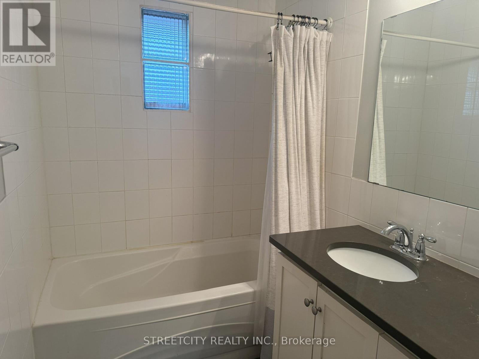Upper - 17 Evergreen Avenue, London, Ontario  N6J 1A6 - Photo 10 - X12072071