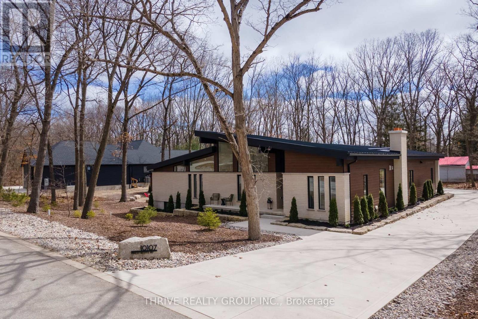 10107 Pinery Bluffs Road, Lambton Shores, Ontario  N0M 1T0 - Photo 2 - X12072088