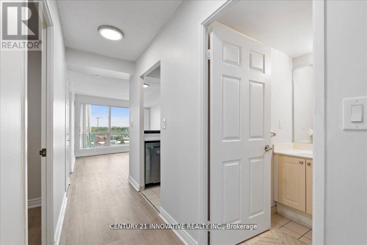 1013 - 18 Lee Centre Drive, Toronto, Ontario  M1H 3H5 - Photo 2 - E12071915
