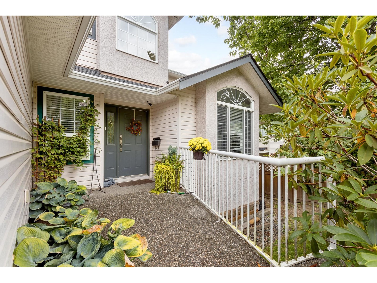 14555 Wellington Drive, Surrey, British Columbia  V3R 0A4 - Photo 2 - R2988327