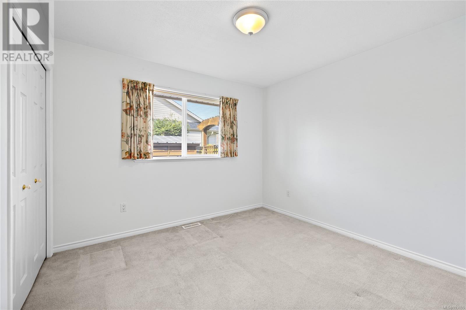 Property at 1040 Sunrise Dr image 5