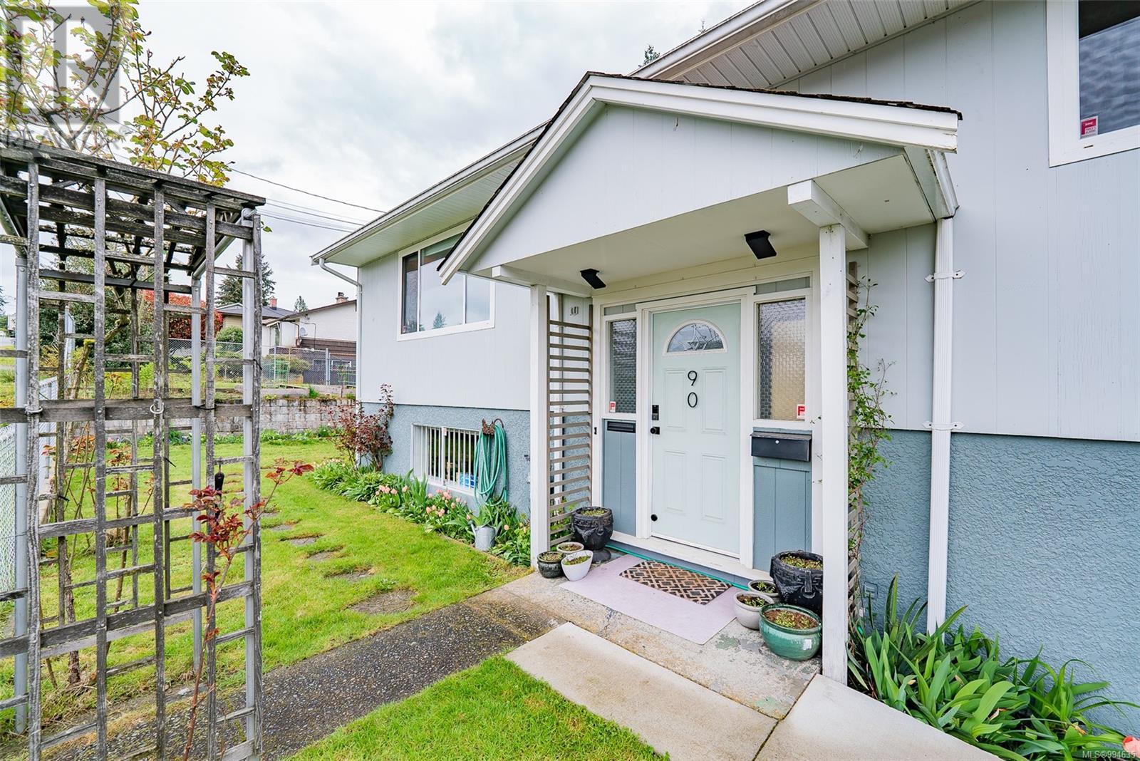 90 Wakesiah Ave, Nanaimo, British Columbia  V9R 3J8 - Photo 1 - 994635