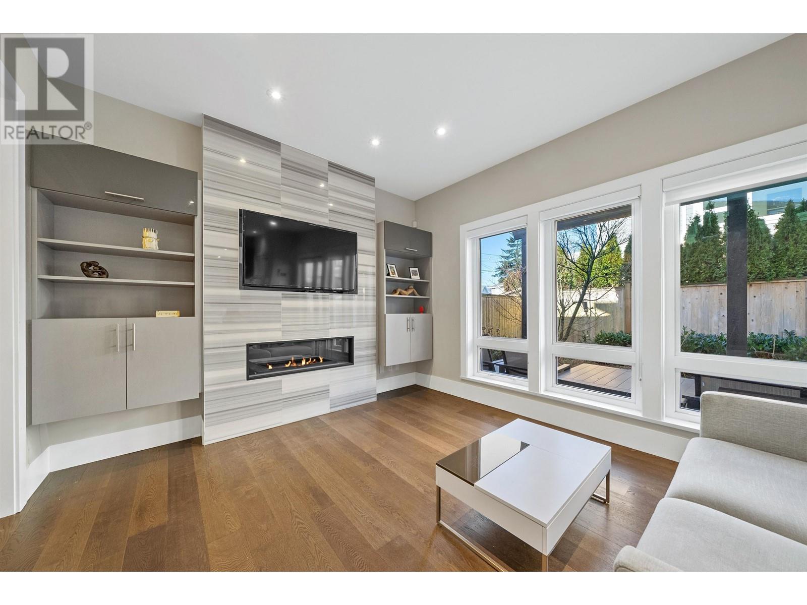 2 330 W 14th Street, North Vancouver, British Columbia  V7M 1P6 - Photo 3 - R2988307