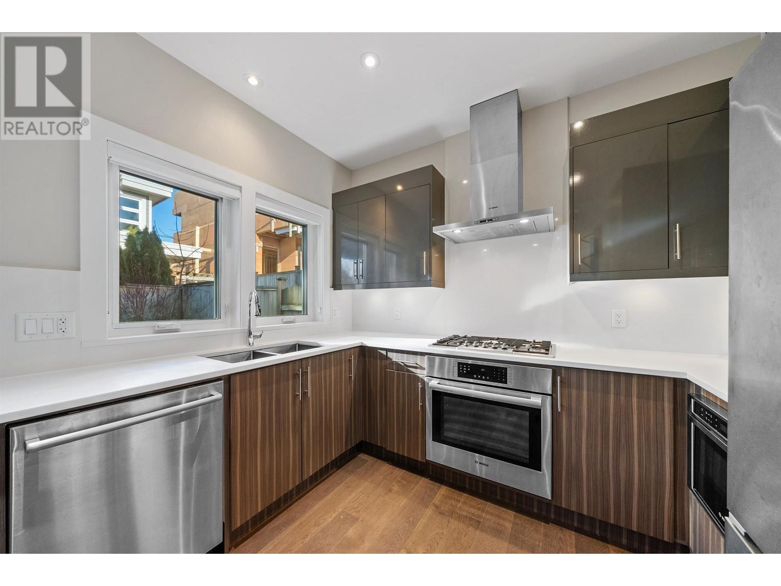 2 330 W 14th Street, North Vancouver, British Columbia  V7M 1P6 - Photo 5 - R2988307