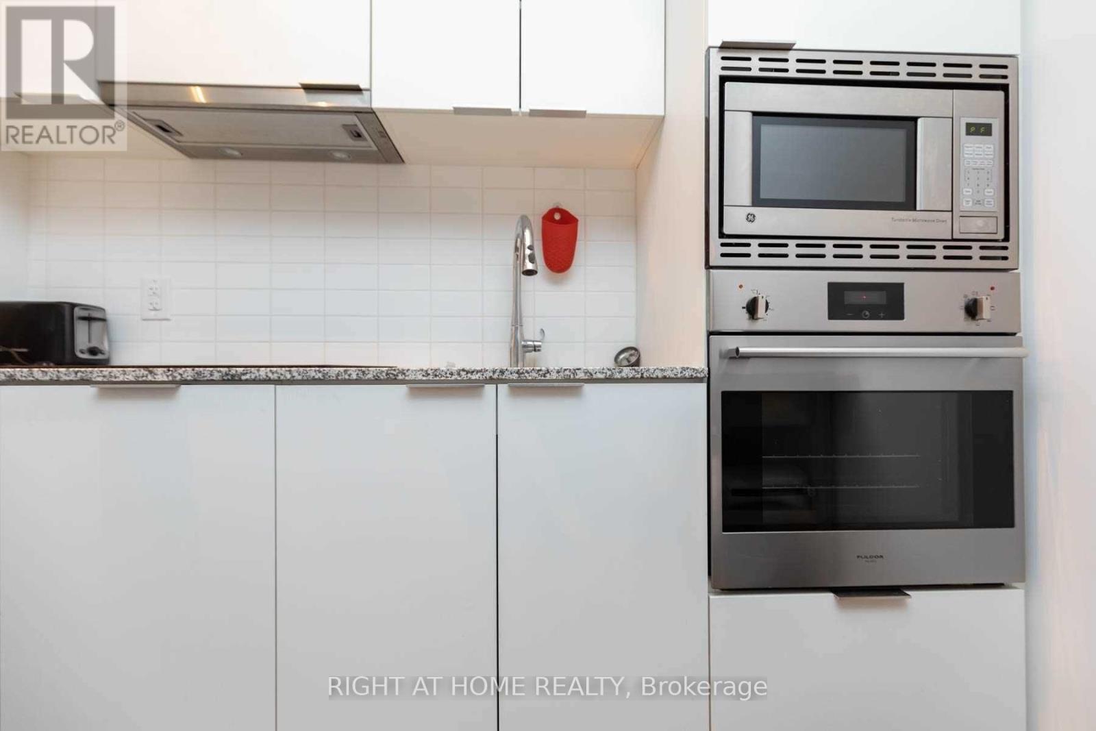 1518 - 955 Bay Street, Toronto, Ontario  M5S 0C6 - Photo 11 - C12072229