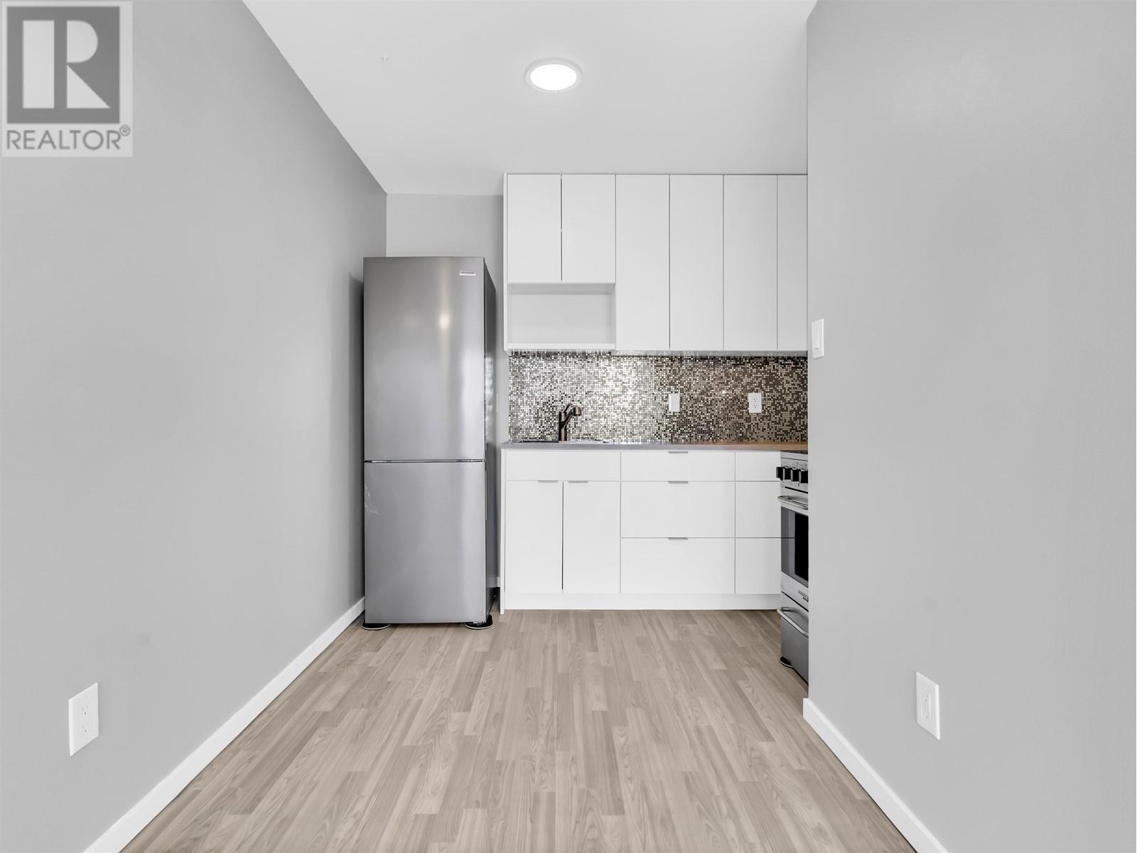 Property at 201 320 ROYAL AVENUE image 5