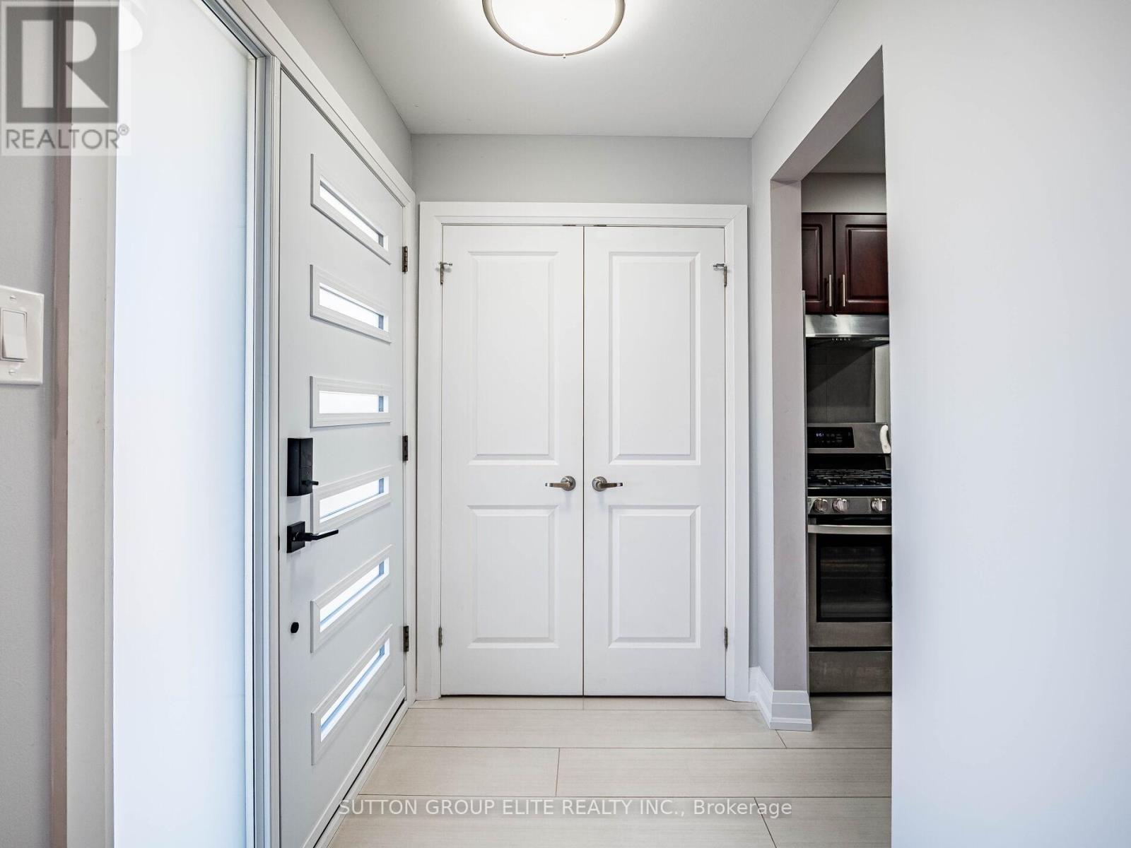 Property at 852 CONSORT CRESCENT image 4