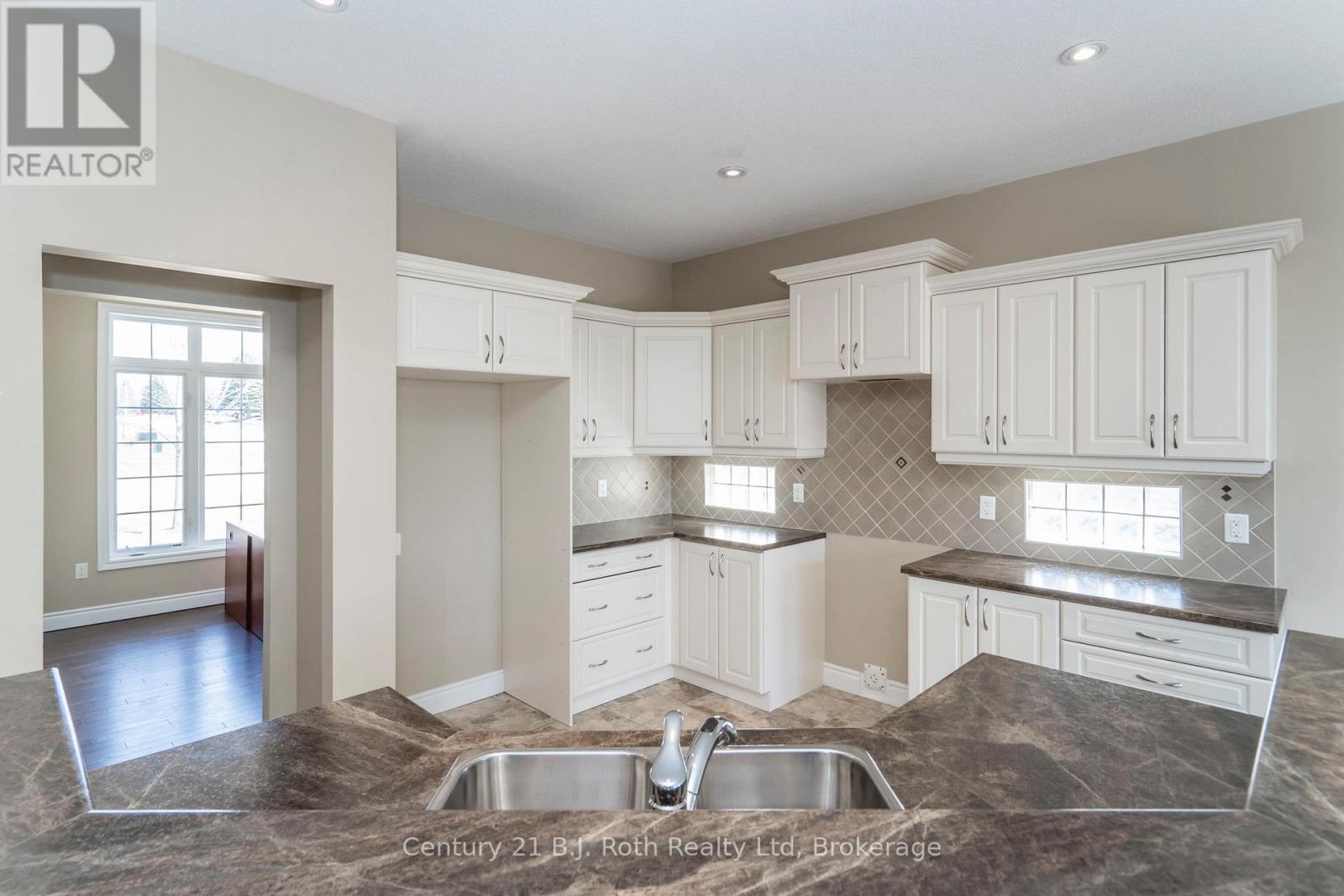 2 Wintergreen Circle, Tay, Ontario  L0K 2A0 - Photo 10 - S12072380