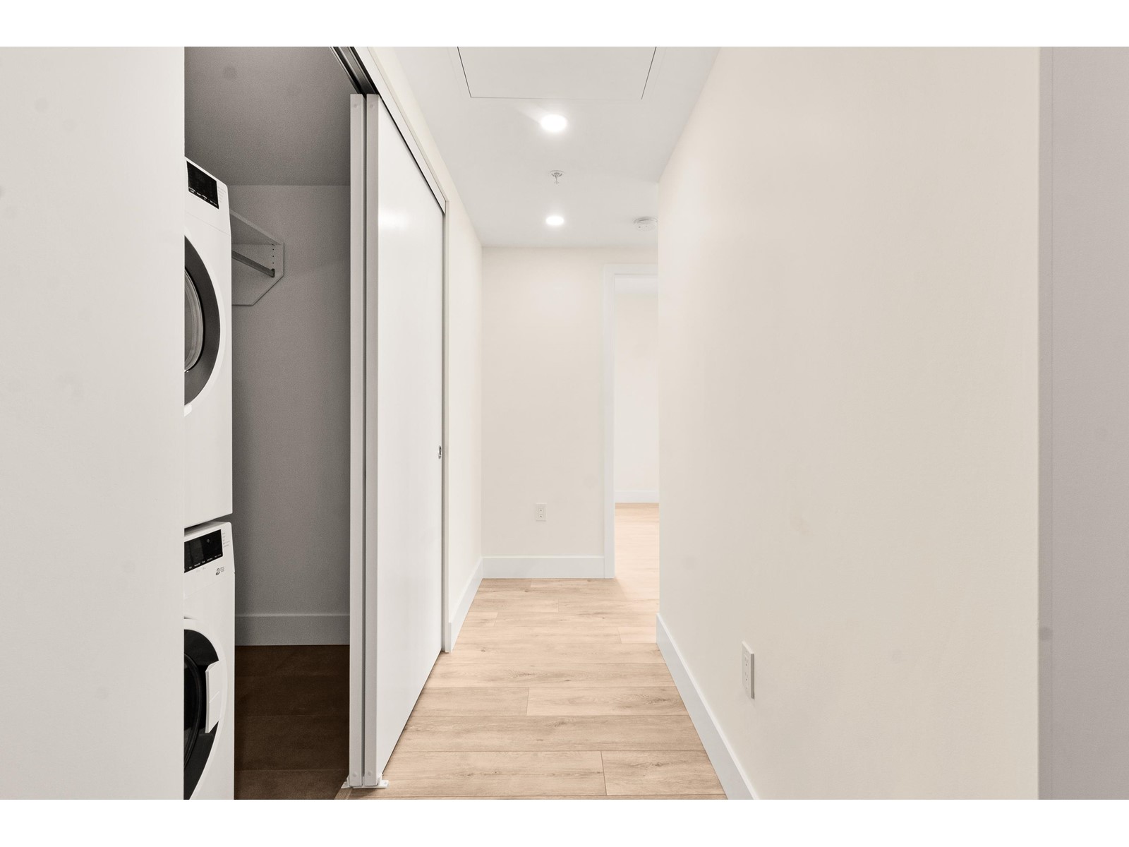 1802 10428 Whalley Boulevard, Surrey, British Columbia  V3T 1W6 - Photo 3 - R2988355