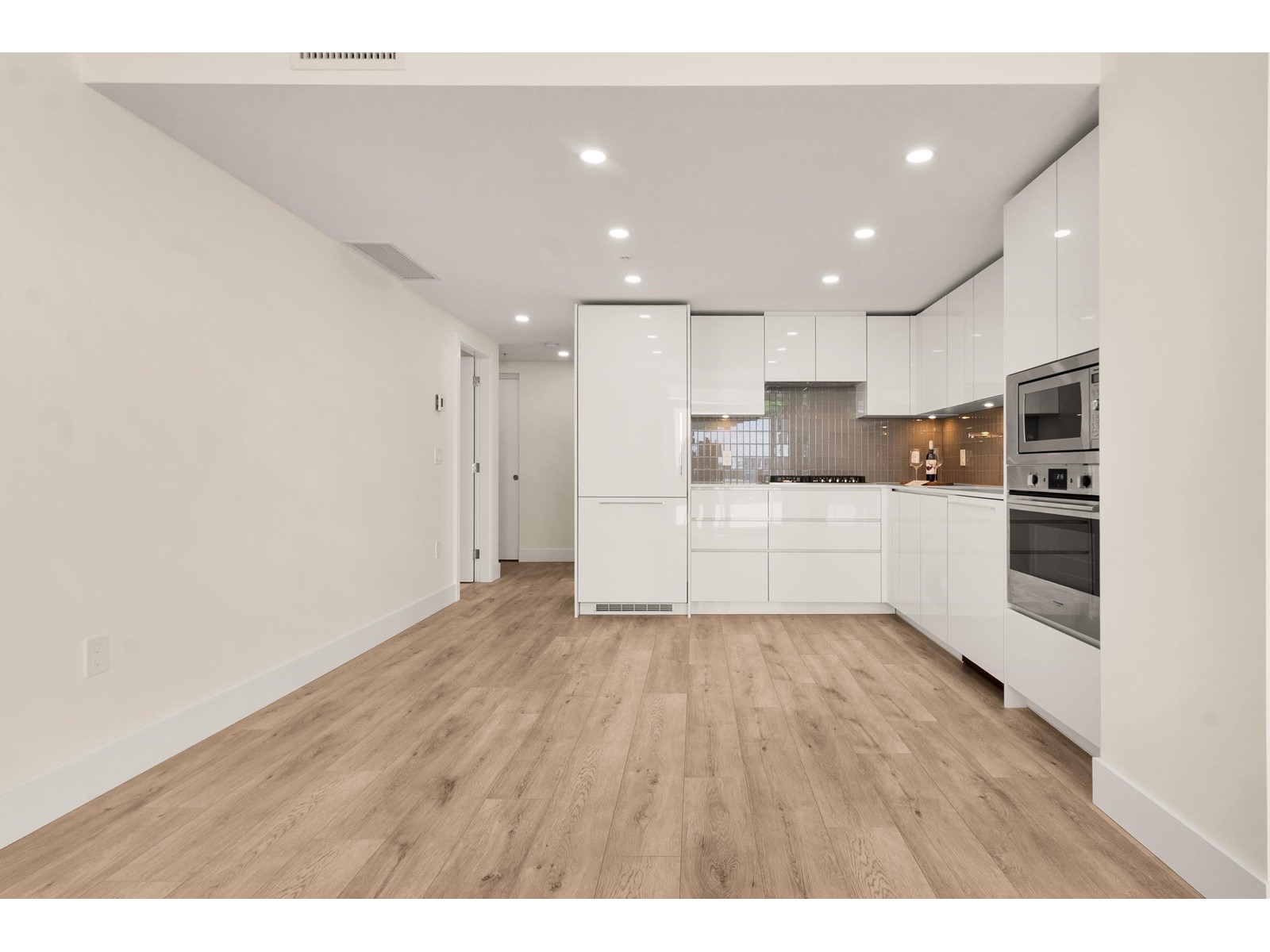 1802 10428 Whalley Boulevard, Surrey, British Columbia  V3T 1W6 - Photo 10 - R2988355