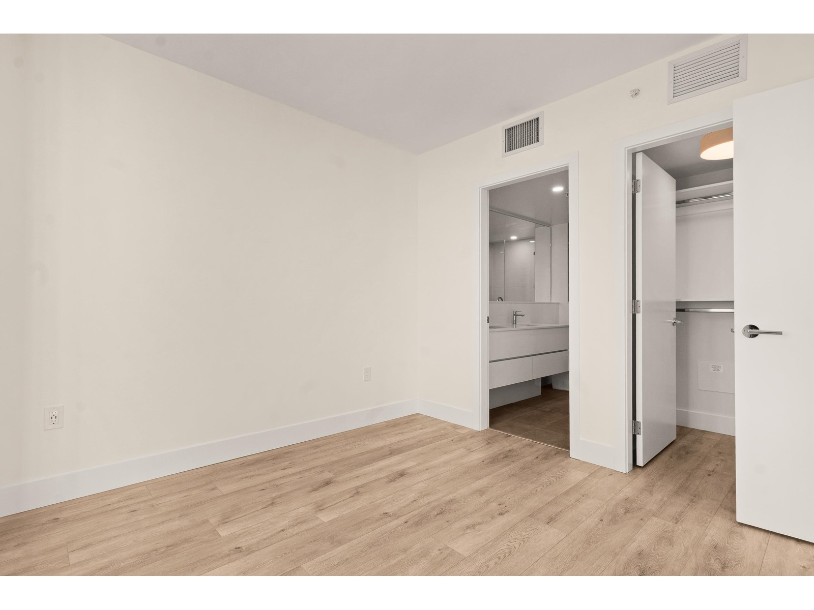 1802 10428 Whalley Boulevard, Surrey, British Columbia  V3T 1W6 - Photo 15 - R2988355
