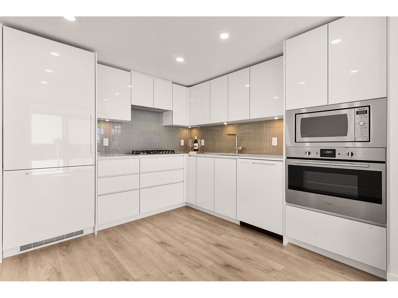 1802 10428 Whalley Boulevard, Surrey, British Columbia  V3T 1W6 - Photo 9 - R2988355