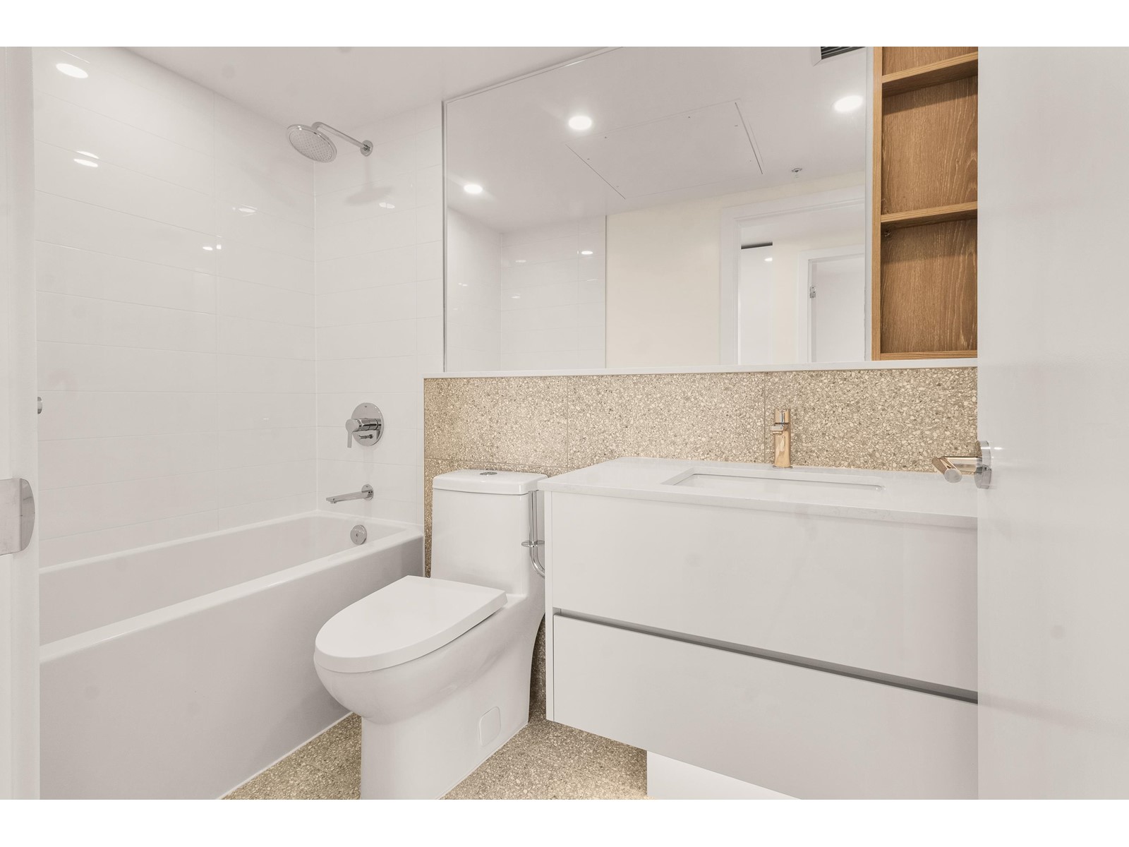 1802 10428 Whalley Boulevard, Surrey, British Columbia  V3T 1W6 - Photo 6 - R2988355