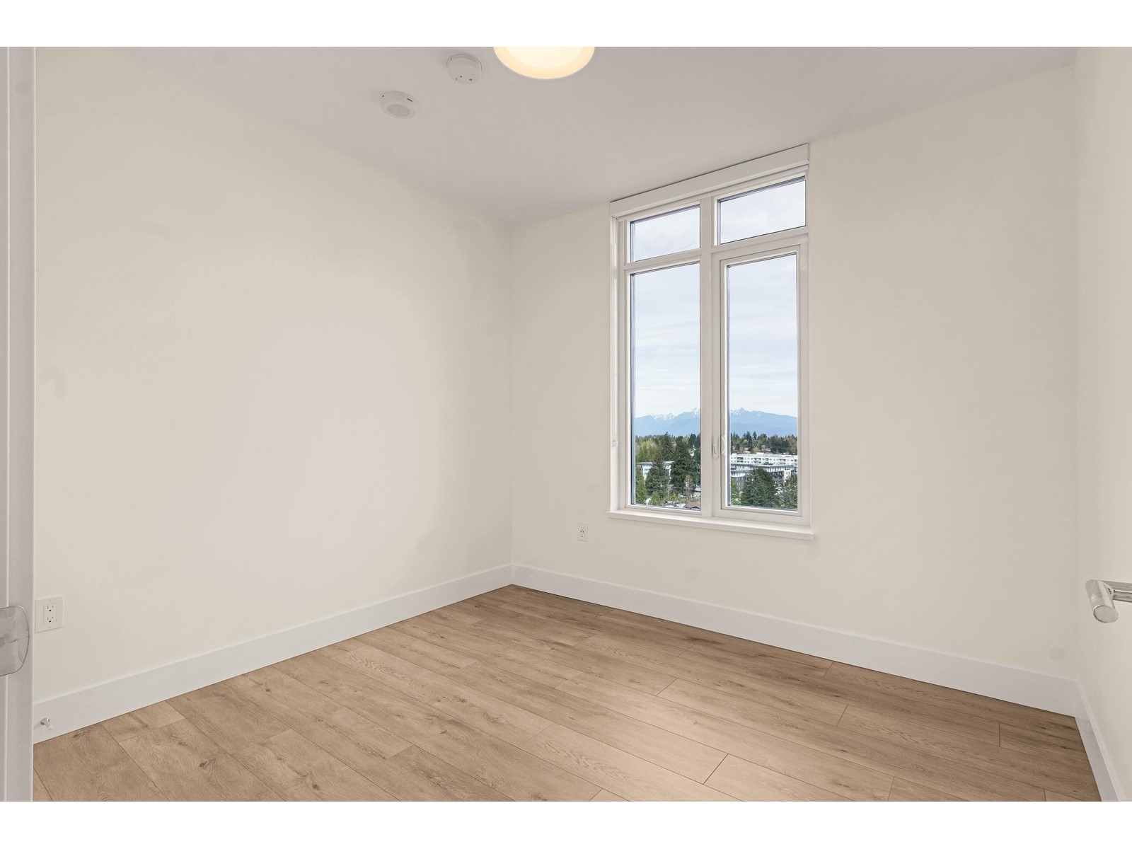 1802 10428 Whalley Boulevard, Surrey, British Columbia  V3T 1W6 - Photo 5 - R2988355