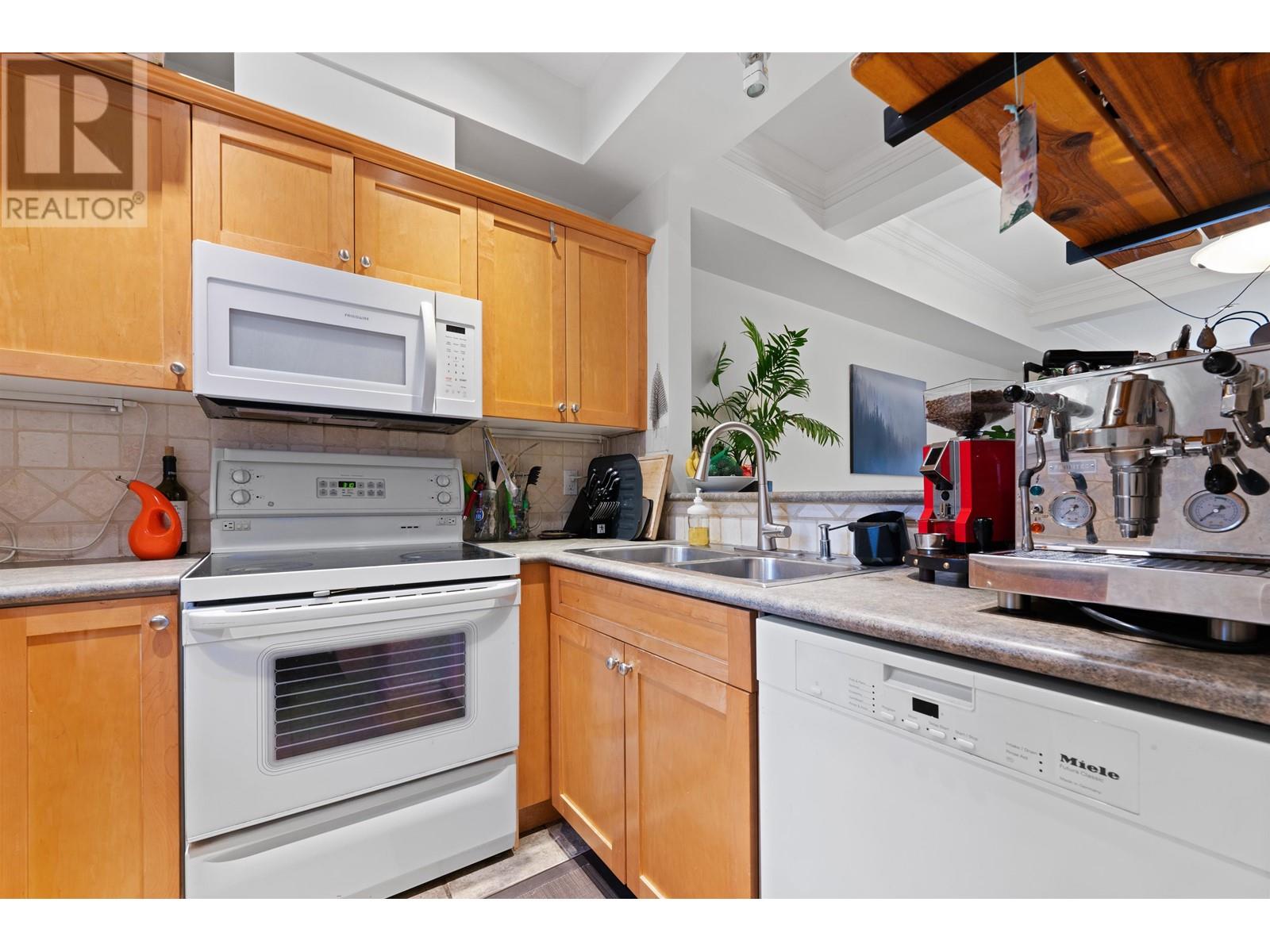 6 2688 Mountain Highway, North Vancouver, British Columbia  V7J 2N5 - Photo 8 - R2988413