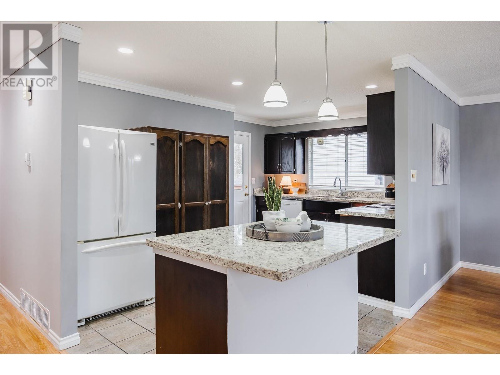 Property at 20492 THORNE AVENUE image 2