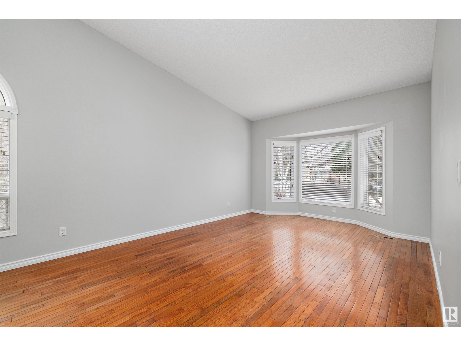 Property at 271 Gariepy CR NW image 4