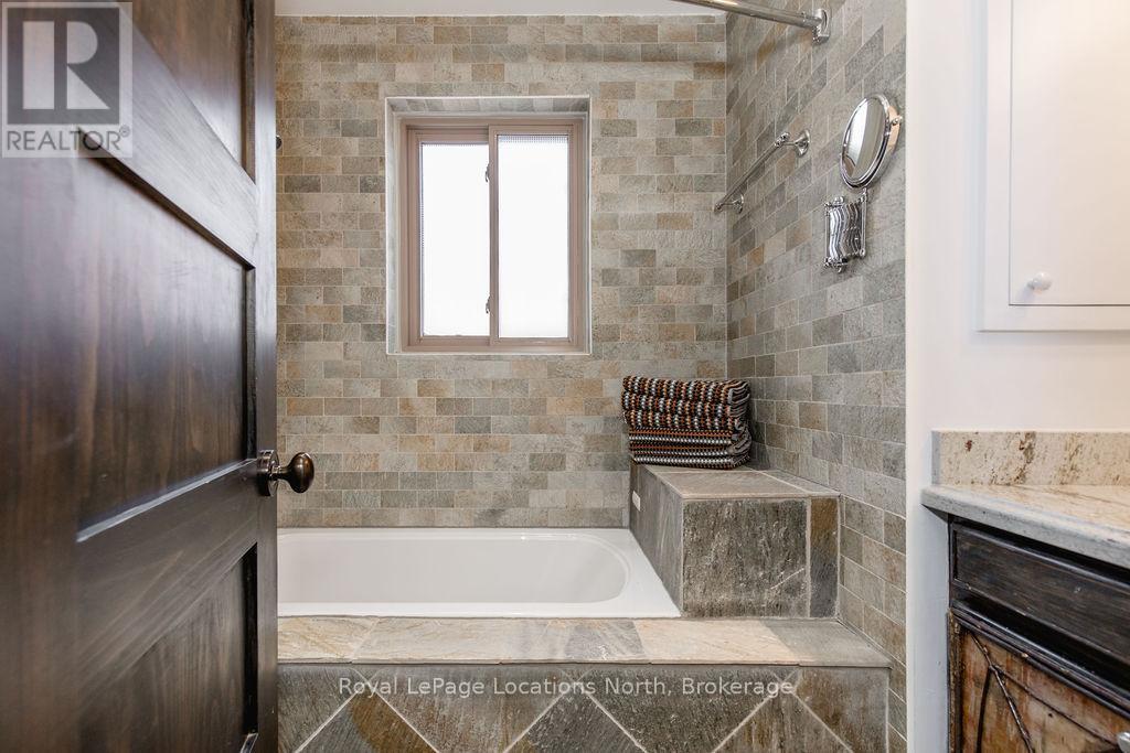 138 St Moritz Crescent, Blue Mountains, Ontario  L9Y 0S6 - Photo 11 - X12072915